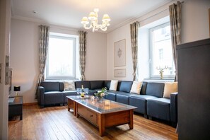 Fernseher, Kamin, Tischtennisplatte, Videothek