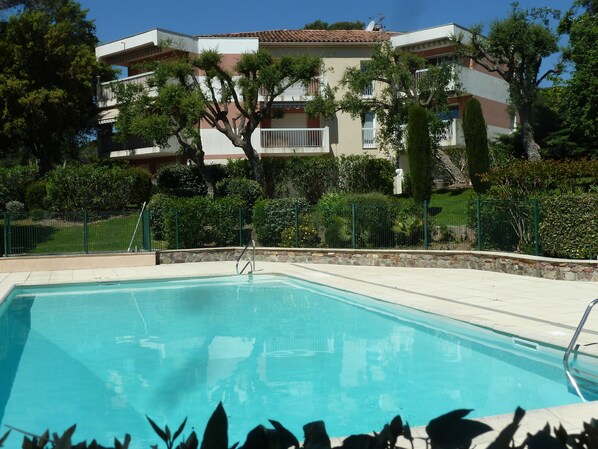 Outdoor pool - Renovated apartment in Valescure, with pool and golf view, near the sea  (Saint-Raphaël)
