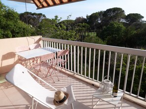 Outdoor dining - Renovated apartment in Valescure, with pool and golf view, near the sea  (Saint-Raphaël)