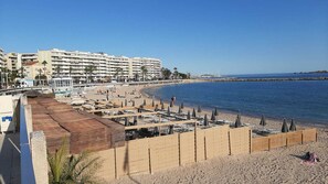 Plage à proximité, chaises longues