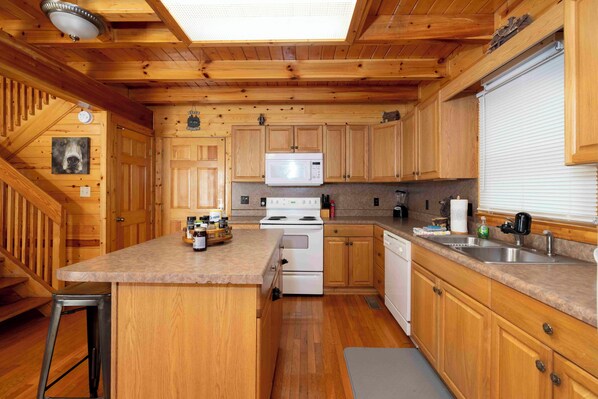 冷蔵庫、電子レンジ、オーブン、コンロ