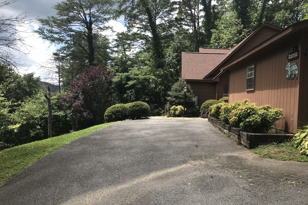 You also have parking here along the side of the garage.