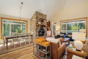 Smart-TV, peis, DVD-spiller og bøker