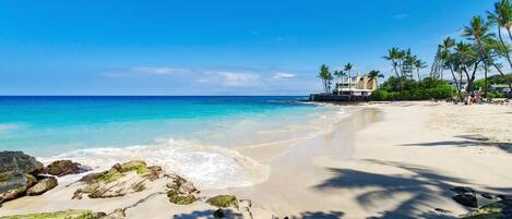 Chaises longues, serviettes de plage