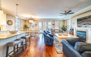 Smart-TV, peis, DVD-spiller og bøker