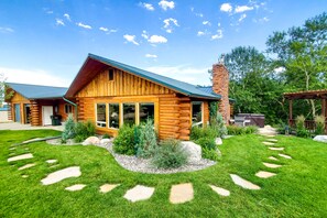 Exterior - BEARTOOTH FOOTHILL RETREAT- Serenity near town with hot tub, sauna, game room (Red Lodge)