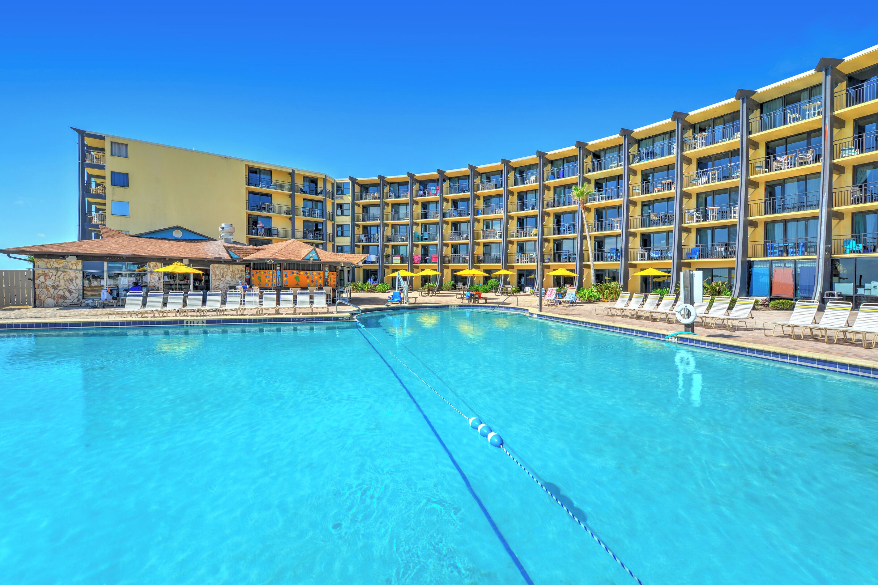Un hôtel doté d’une piscine, de plusieurs balcons et d’un espace restaurant.