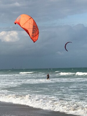 Sur la plage, chaise longue, serviettes de plage