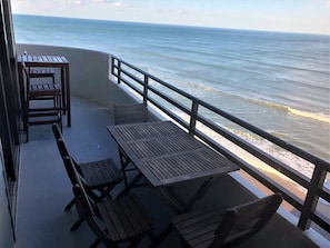 Outdoor dining - Luxury Ocean Front 2br/2ba Horizons Condo17th Floor - Awesome views (Daytona Beach)
