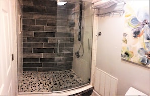 Combined shower/bathtub, hair dryer, towels, soap - Luxury Ocean Front 2br/2ba Horizons Condo17th Floor - Awesome views (Daytona Beach)