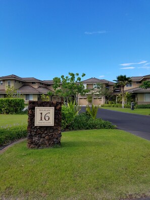 Exterior detail - "E Komo Mai! Welcome & come in!"
Makaiwa/Beach Club parking pass INCLUDED. (Kamuela)