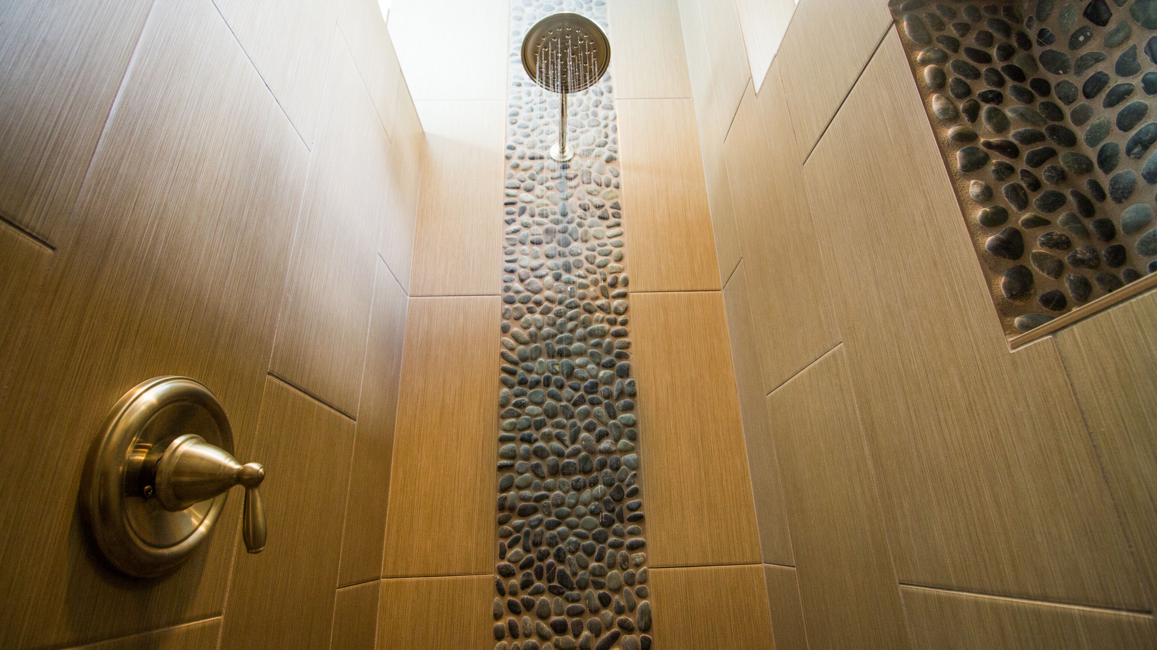 Douche, séchoir à cheveux, serviettes fournies