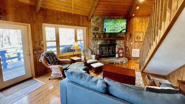 Smart TV, fireplace - Unique Round House on Beech Mtn -Ski, Hike, Golf, Fish-Near Wineries & Parkway (Beech Mountain)