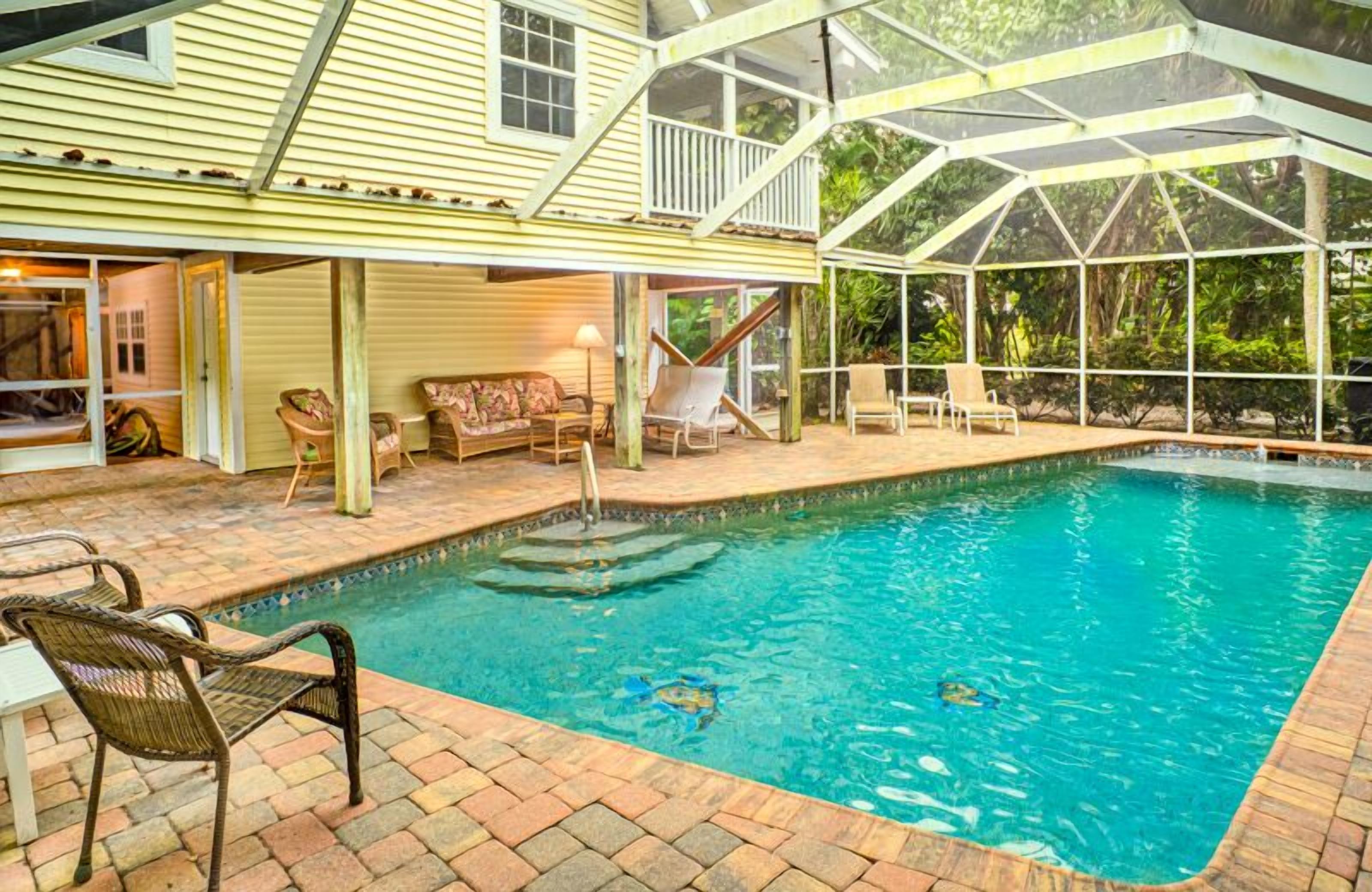Stunning Captiva Home-Centrally Located- Steps to the Beach