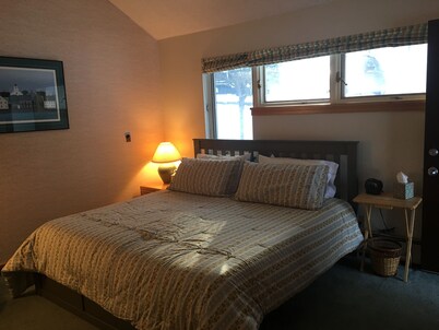 Great King Bed studio, close to lifts, spa, indoor pool and great restaurants!