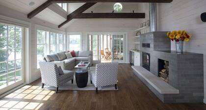 Cape Cod Meets Up North tässä Gull Lake Retreat