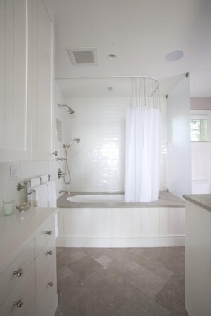 Hair dryer, towels - Cape Cod Meets Up North in this Gull Lake Retreat (Lake Shore)