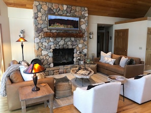 Smart TV, fireplace, DVD player, books - Beautiful Executive Lake Home on Peninsula with 657 ft Frontage, Dog Friendly  (Mercer)