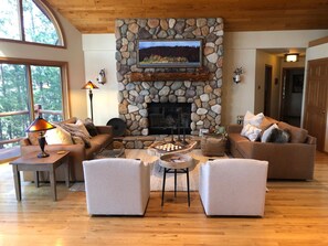 Smart TV, fireplace, DVD player, books - Beautiful Executive Lake Home on Peninsula with 657 ft Frontage, Dog Friendly  (Mercer)