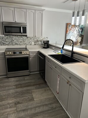 Fridge, microwave, oven, stovetop - Spacious Beach Getaway 3BD 3BA, 1 min walk to Beach with 2 Master King Suites  (Miramar Beach)