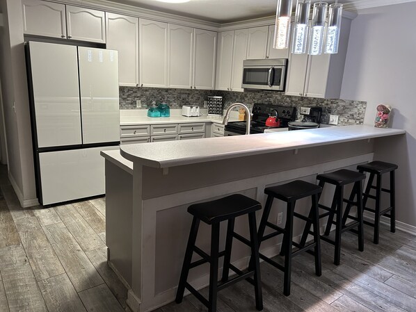 Fridge, microwave, oven, stovetop - Spacious 3bd 3ba, 1 min walk to private beach with 2 master king bed (Miramar Beach)