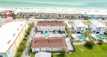 Spacious 3bd 3ba, 1 min walk to private beach with 2 master king bed