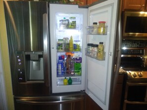 Fridge, microwave, oven, stovetop - Elegant Lily Corner Lot, view of lake from hot tub,next to Rec Ctr & golf course (The Villages)