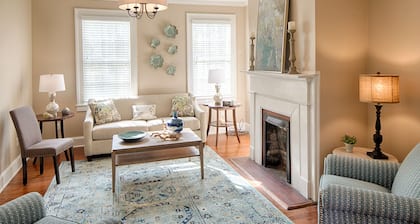 Restez avec Lucky Savannah: Bright Broughton Street Home avec parking privé!