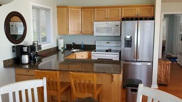 Jääkaappi, mikroaaltouuni, uuni, liesi