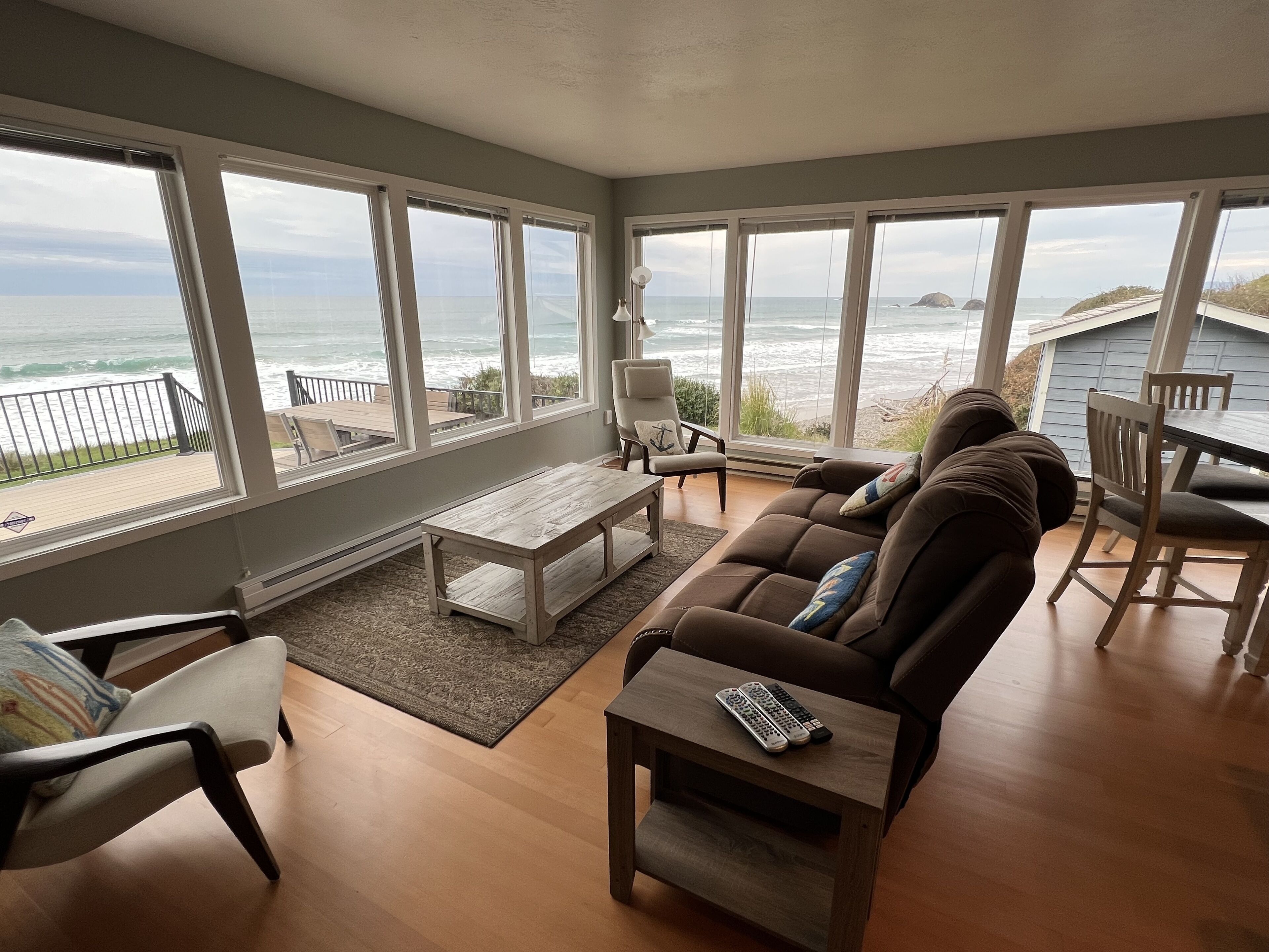 TV, DVD-spiller, bøker og filmbibliotek