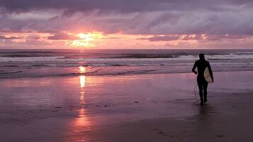 Rannalla, aurinkotuoleja, rantapyyhkeitä