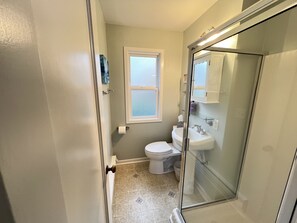 Shower, hair dryer, towels, soap - On the Beach. Yes, on the Beach.  It's all about the View and being on the Beach (Arch Cape)