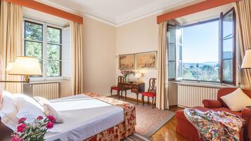 5 Schlafzimmer, Schreibtisch, Bügeleisen/Bügelbrett, Reisekinderbett