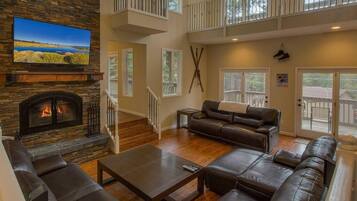 Smart TV, lareira, aparelho de som