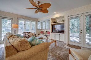 Smart TV, DVD player, books - Charming Two Bedroom First Floor Condo Close To Tennis, Golf, and The Beach. (Hilton Head Island)