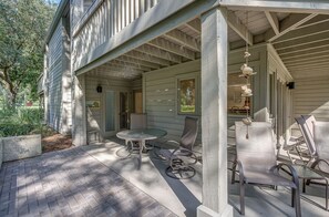 Outdoor dining - Charming Two Bedroom First Floor Condo Close To Tennis, Golf, and The Beach. (Hilton Head Island)
