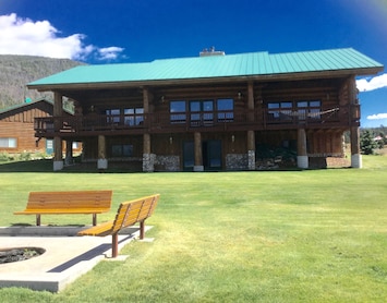 Back of cabin, with fire pit. Plenty of room to play!