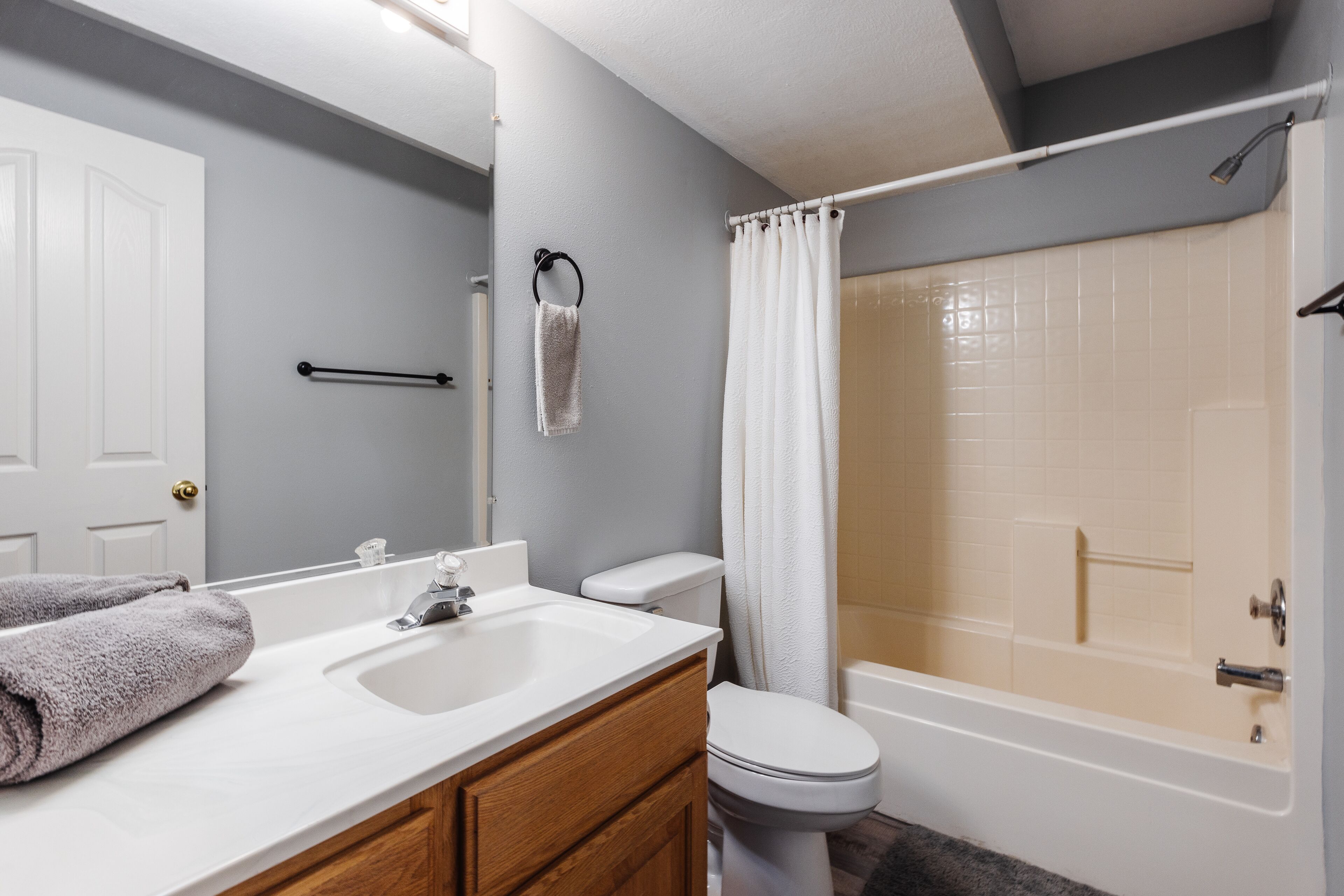 Ein Badezimmer mit Waschbecken, Toilette und Badewanne.