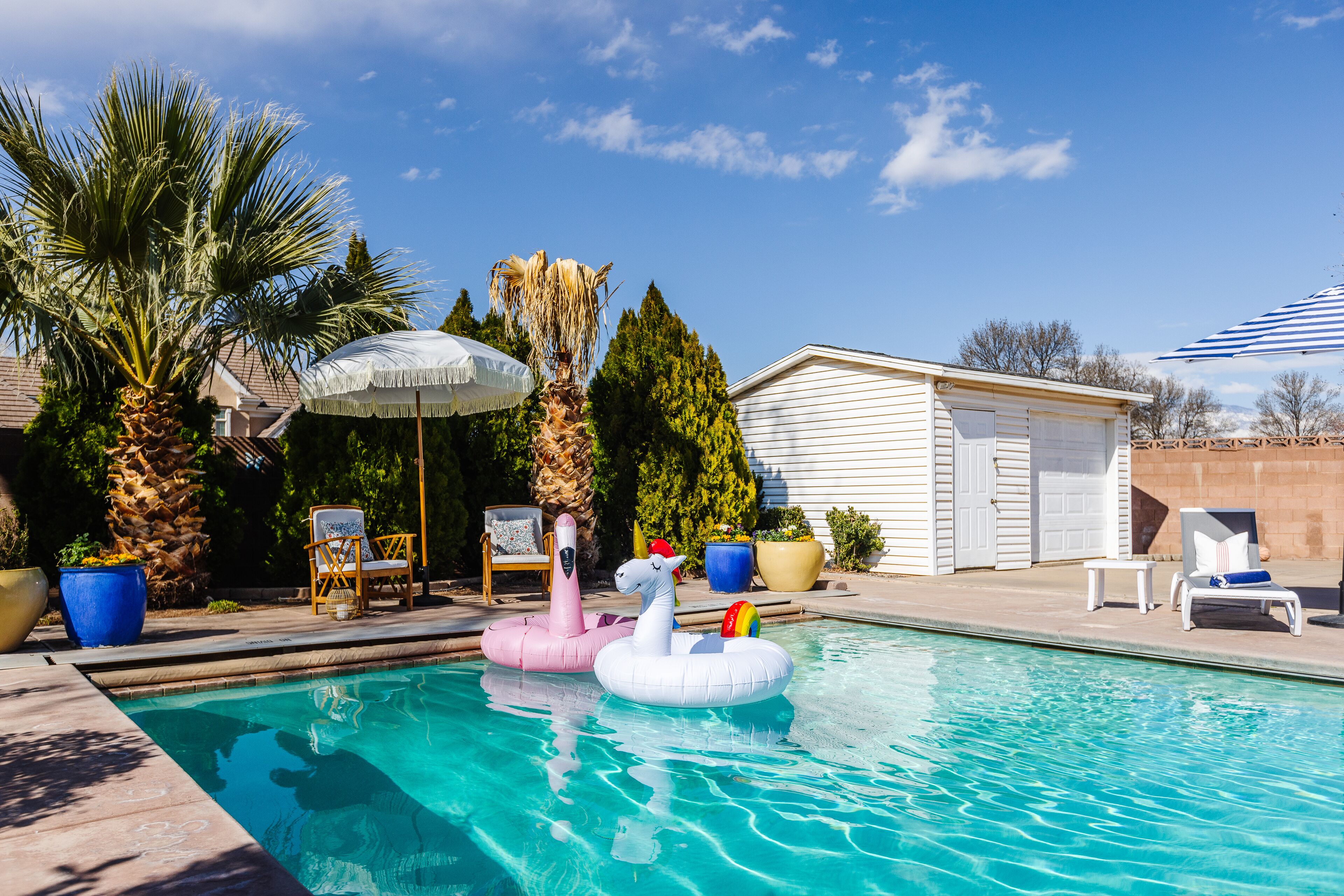 Een buitenzwembad, een verwarmd zwembad