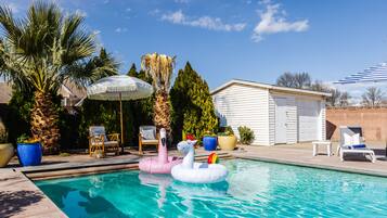 Een buitenzwembad, een verwarmd zwembad