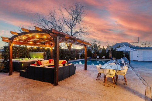  Sleeps 30- Heated Private Pool, 20 Miles from Zion National Park
