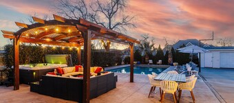 "House of Sunsets" - Piscine privée, à 30 min de Zion's, salle de jeux, BBall Court