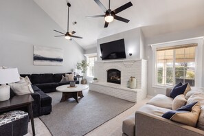 Smart-TV, Kamin, Videospiele, DVD-Player