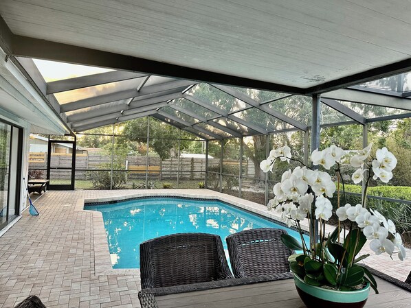 Utomhuspool och uppvärmd pool