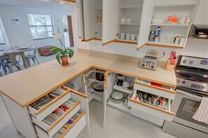 Kylskåp, mikrovågsugn, ugn och spishäll