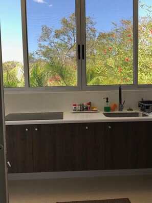 Refrigerador, microondas, parrilla de estufa y cafetera y tetera 