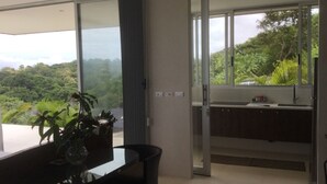 Una cocina moderna con vistas a un exuberante follaje.