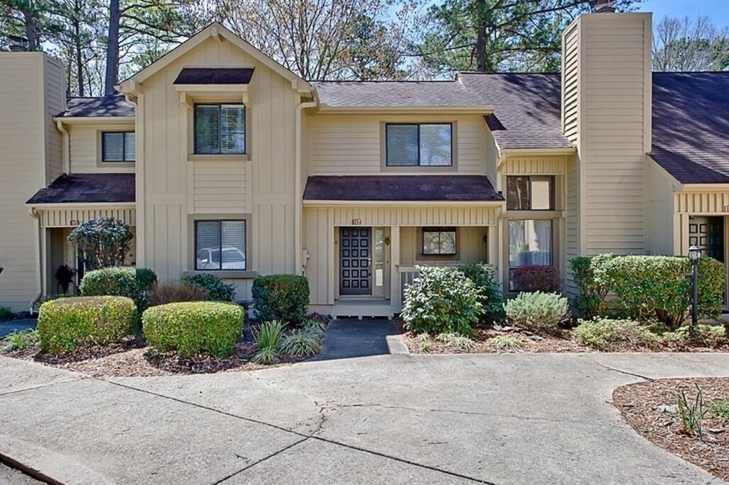 Large townhome that sleeps 12 in a gated golfcourse community  with lake access