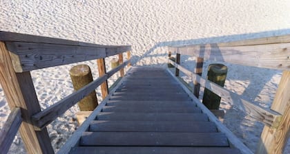 Beautiful 2 Bedroom Cottage Just Short Stroll To Town Neck Beach