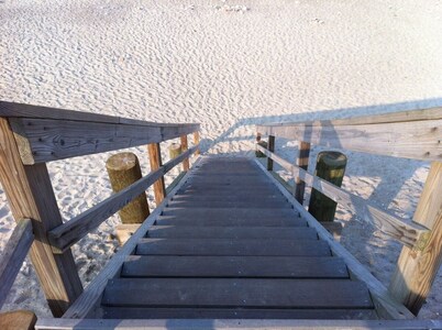 Beautiful 2 Bedroom Cottage Just Short Stroll To Town Neck Beach